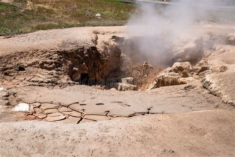 La Olla De Barro Rojo Sprouter Geyser A Lo Largo De La Ruta De Los