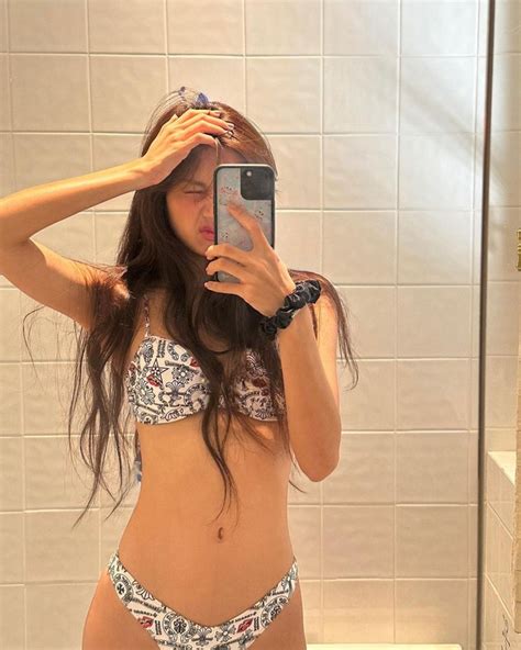 Lisa BLACKPINK xả loạt ảnh diện bikini cực cháy khoe body ấn tượng