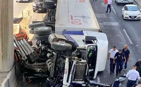 Volcadura de tráiler en Naucalpan deja un muerto y caos vial