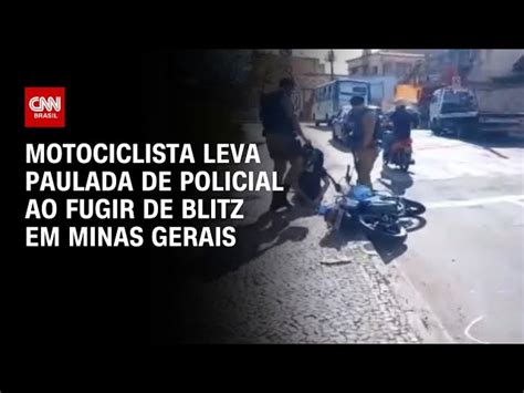 Vídeo Motociclista tenta escapar de blitz e leva paulada de PM em MG