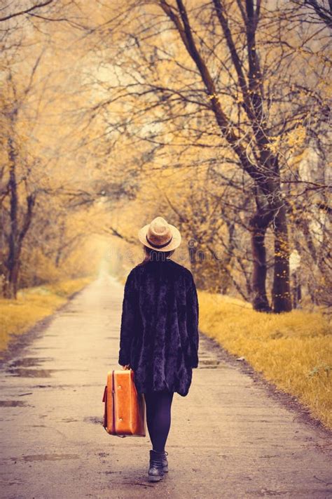 Photo De Jeune Femme Avec La Valise Image Stock Image Du Roux Saison