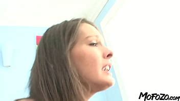 MOFOZO Joven amateur en su primer vídeo sexual XVIDEOS