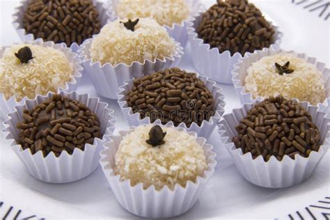 Brigadeiro Beijinho E Bicho De Pe Doces De Brasil Crian A B Foto De