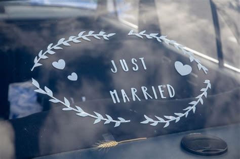 3 idées de décoration pour la voiture des mariés TouslesMariages