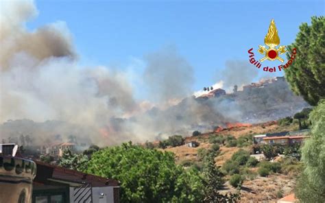 Brucia La Collina Di Vampolieri Fiamme E Fumo Panico Tra Abitanti