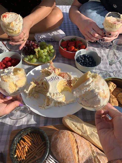 Fun Picnic Ideas For You And Your Friends To Try Picnic Food Picnic