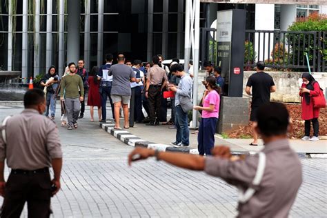 Penghuni Apartemen Dan Pekerja Berhamburan Keluar Gedung Akibat Gempa