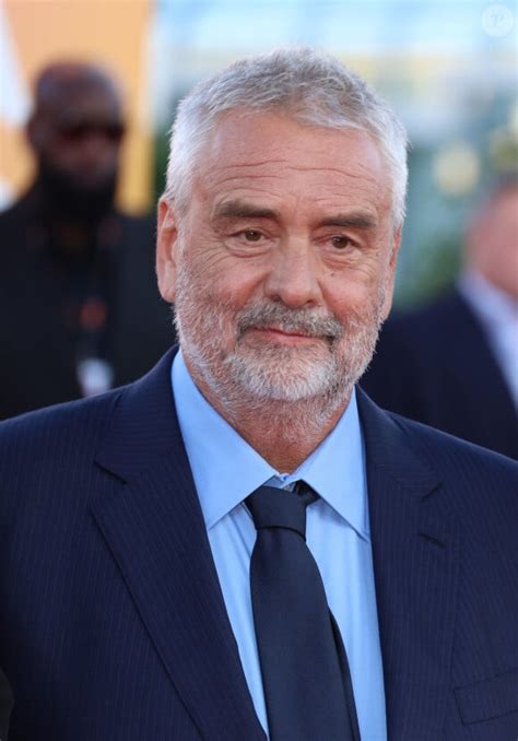 Luc Besson apaisé avec sa femme Virginie et leurs enfants le