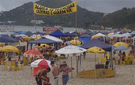 Turistas Aproveitam Praia Em Ubatuba Neste S Bado Fotos Em Vale