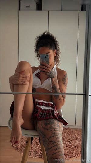 Yara Issy Https Yaraisabella Nude Leaks OnlyFans Fapello