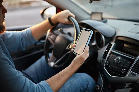 Motorista De Homem Usando Maquete Em Branco Da Tela Do Celular Na