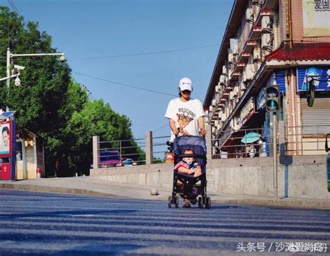 朱丹帶女兒逛街買水果，女兒胖乎乎超可愛，家庭住址被意外曝光！ 每日頭條