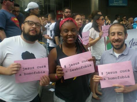 faixas e cartazes cristãos chamam a atenção na Parada Gay o movimento Jesus cura a