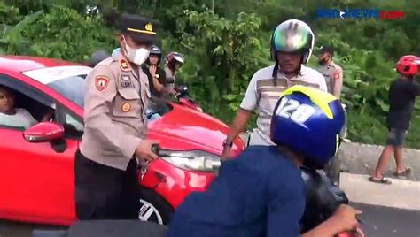 Dibubarkan Paksa Pelaku Balap Liar Nekat Pacu Motornya Ke Arah Polisi