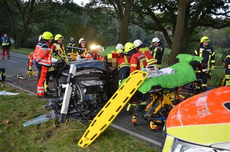 Pol Std Zwei Schwerverletzte Bei Unfall Auf Landesstra E In Der