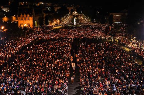 Lourdes Personnes Pour La Messe Du Ao T La R Publique Des