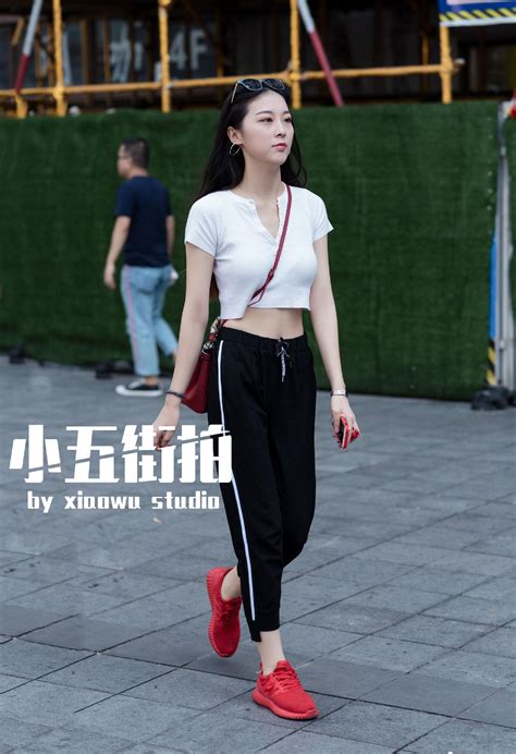 路人街拍：黑色背心搭配超短裤，个性时尚的美女