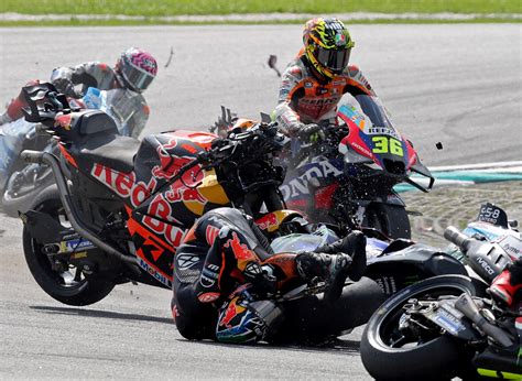 Chaos à Sepang Une effrayante collision à plusieurs motos secoue le