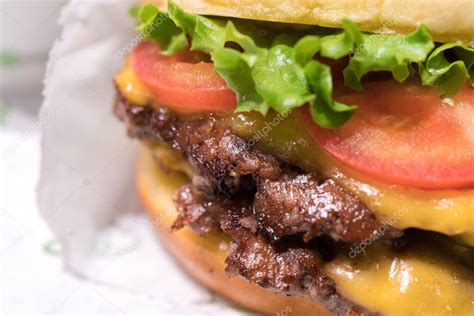 Hamburguesa Doble De Queso Con Lechuga Y Cebolla De Tomate Papas