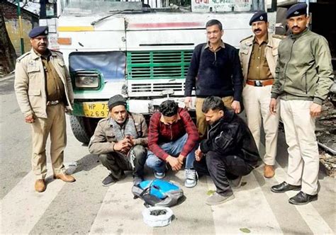 चम्बा चरस की खेप के साथ बस में सवार थे पंजाब के 3 तस्कर पुलिस ने नाकाबंदी पर दबोचा 3