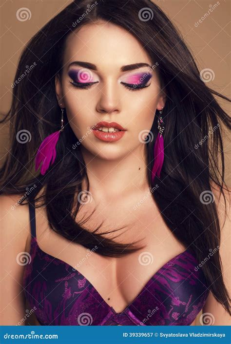 το πορτρέτο του όμορφου Brunette με την πορφύρα αποτελεί Στοκ Εικόνα