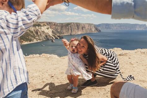 Fam Lia Feliz De Quatro Pessoas Caminhando Nas Montanhas Conceito De