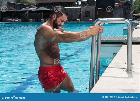 Hombre Atractivo En La Piscina Foto De Archivo Imagen De Pectorales