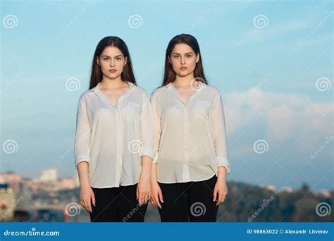 Deux Filles Jumelles De Belles Jeunes Soeurs Photo Stock Image Du