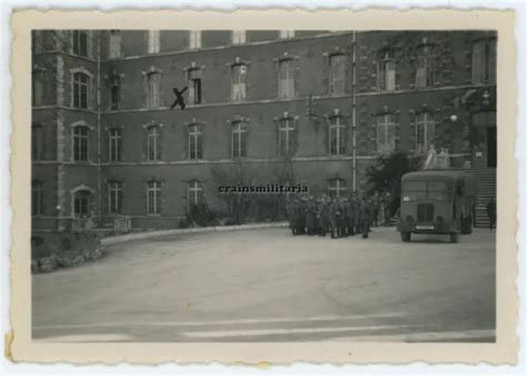 ORIG FOTO SOLDATEN Mit Franz Beute Lkw Renault Am Schloss In