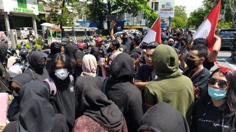 BREAKING NEWS Kompak Berbaju Hitam Balikpapan Bergerak Tolak UU Cipta