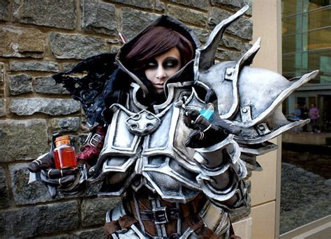 Diablo 3 Demon Hunter Costume Ready To Lay Waste To Hellspawn Cosplayers