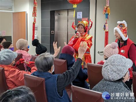 板橋榮家陳桂美主任扮女財神 祝福長輩龍年萬事豐盛