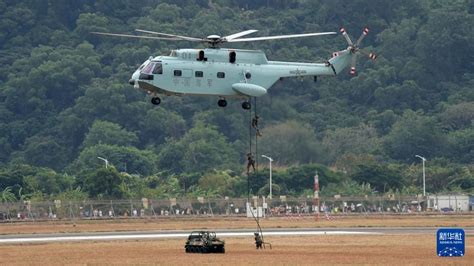 珠海航展開幕在即 海軍艦載直升機進行適應性飛行訓練 中國網