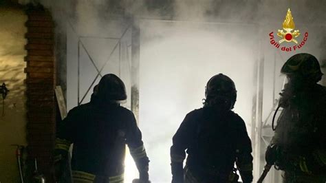 Incendio Nella Notte A Fuoco Un Capannone Latina News