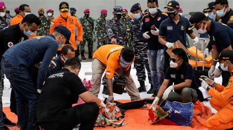 Indonesia Recupera Las Cajas Negras De Avión Siniestrado