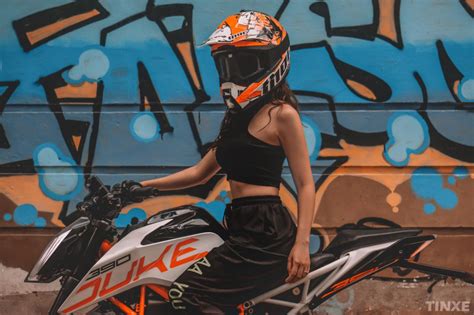 Ngắm hot girl Hà Thành đọ sắc bên Naked bike KTM Duke
