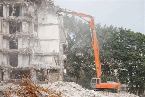 Demolici N Del Edificio Con Excavadora Destructora Para Trabajos De