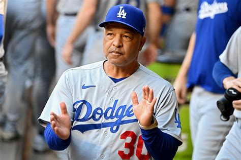 大谷翔平の「新しい上司」ドジャース・ロバーツ監督とは何者か？ 那覇生まれ、好物はカレーライス日本人母は「日本語を教えておけばよかった」（2