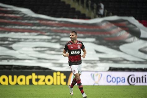 Flamengo Acerta Perman Ncia De Volante Thiago Maia Not Cias