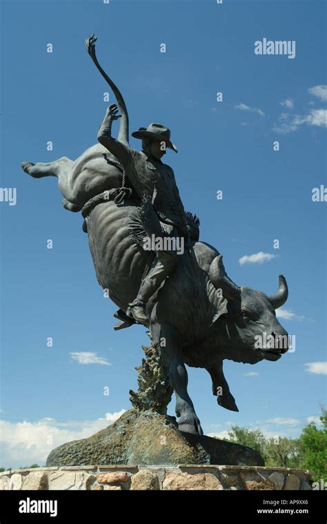 Sculpture cowboy rodeo rider hi-res stock photography and images - Alamy