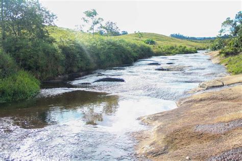 Rio Las Gachas Met Zijn Eigenaardigheid Om Deze Grote Rots Over Te