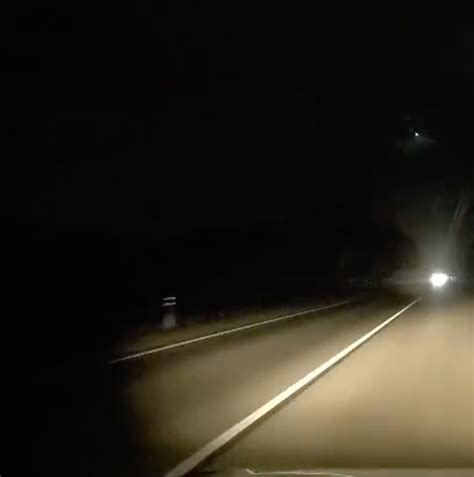 ВИДЕО "Что-то зеленое упало с неба". Запечатлен яркий объект в ночном ...