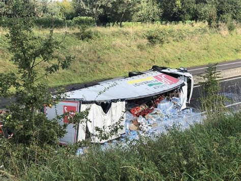 Un poids lourd se couche sur lA28 lautoroute coupée toute la journée