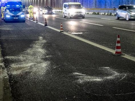 Roma Tragedia Sul Raccordo Anulare Auto Contro Una Squadra Di Operai