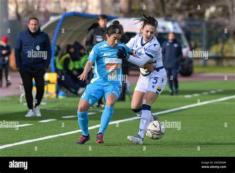 Romina Pinna Napoli Femminile Combat Pour Le Ballon Avec Aurora De