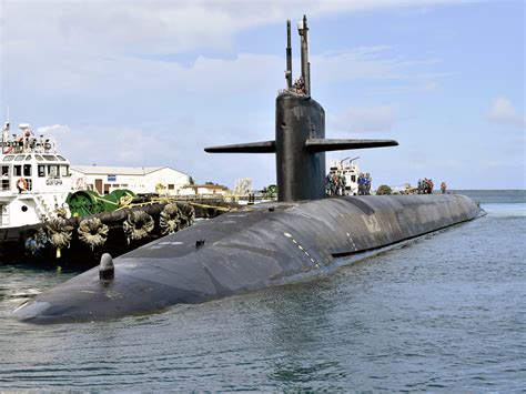 Qué hace un submarino de EEUU con cabezas nucleares en una isla del