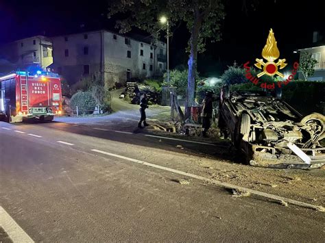 Incidente Stradale A Castello Auto Si Ribalta Conducente Ferito