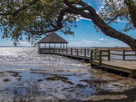 Gazebo Del Parque De La Herencia De Currituck Sobre El Agua Que Relucir