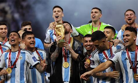 Las 10 Mejores Fotos De Lionel Messi Con La Copa Del Mundo Que Ganó En