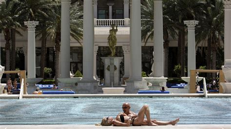 Vegas Adult And Topless Pools Continue To Make A Splash